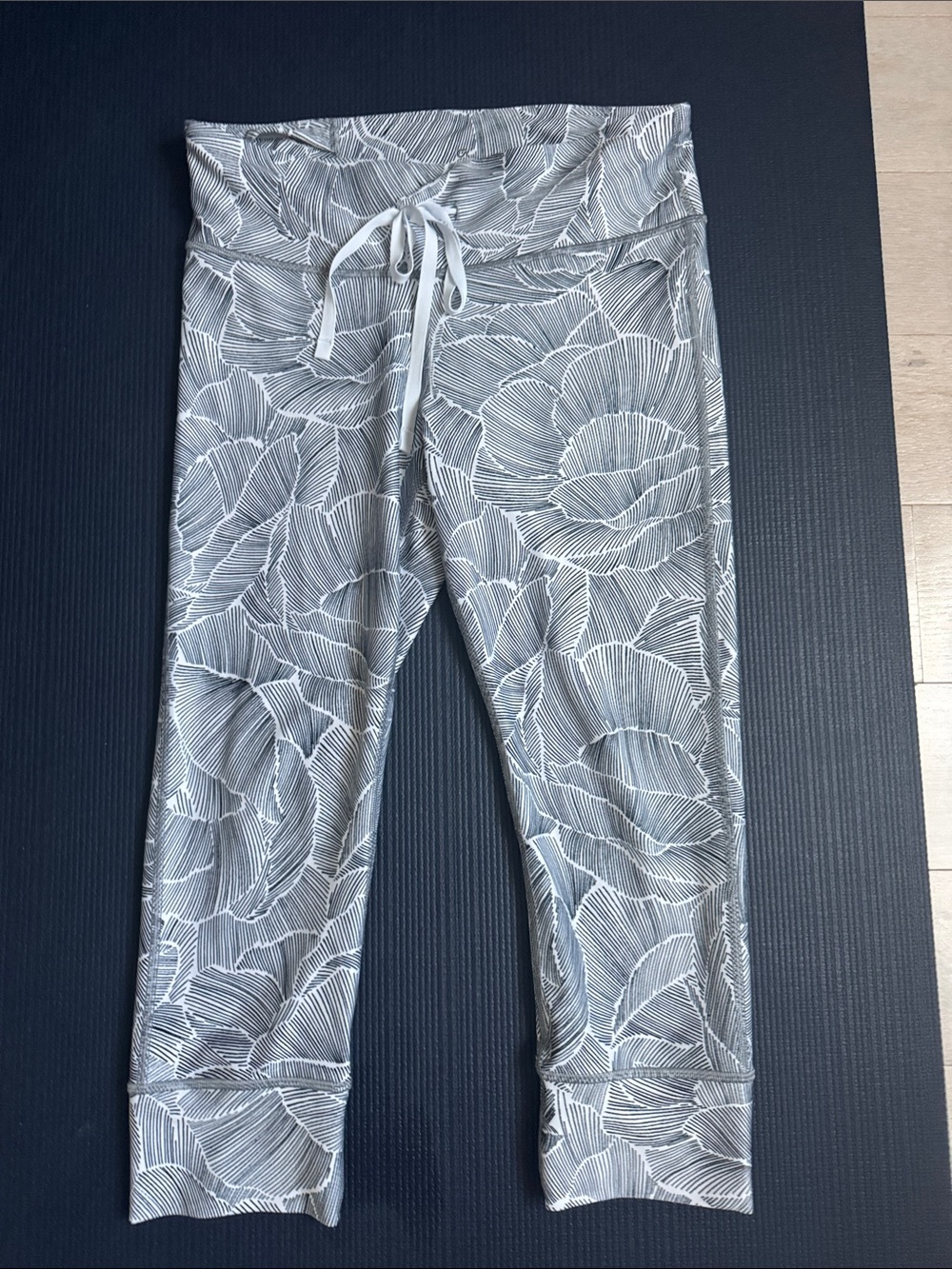 GAP Grey Floral-Print Capris with Drawstring Waist, Medium